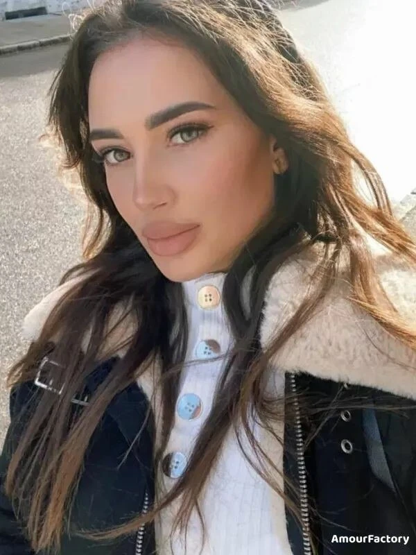 Alina Profile image 2