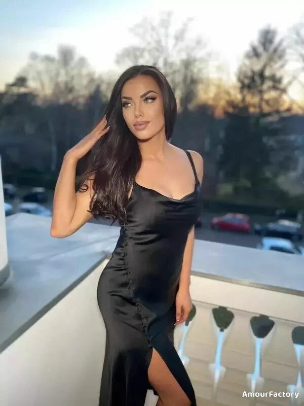 Elena Profile image 2