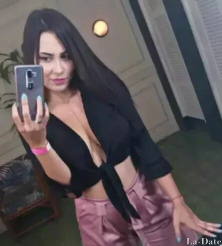 Lyna Profile image 2