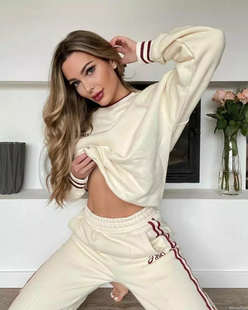 Elvira Profile image 6