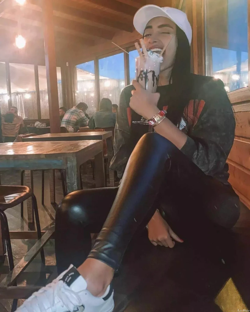 Laura Profile image 5