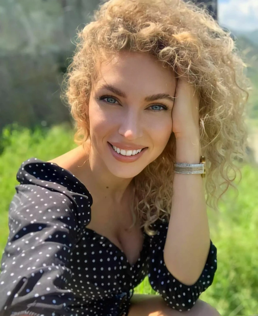 Elena Profile image 2