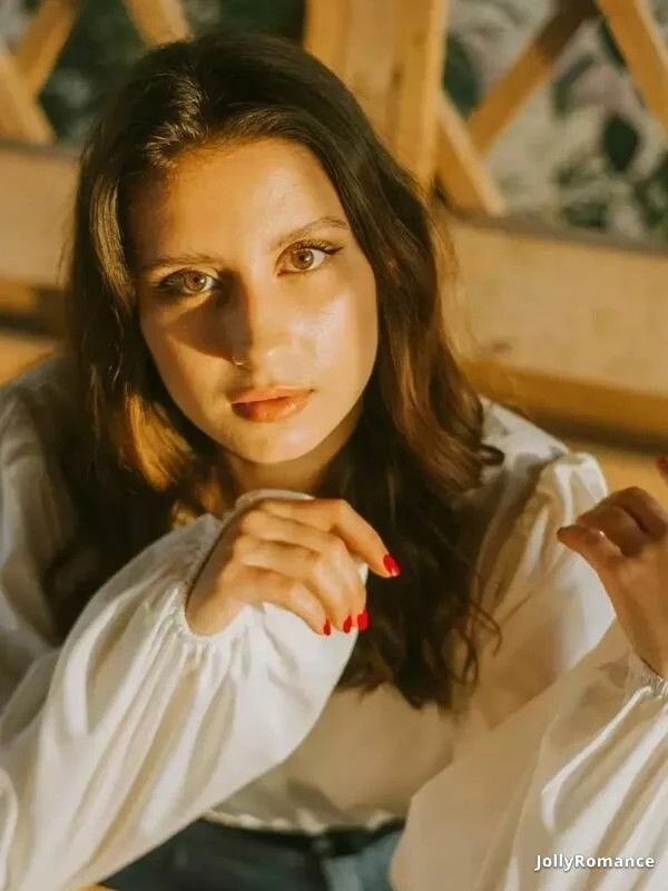 Elena Profile image 2