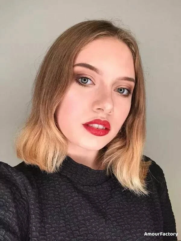 Elena Profile image 3